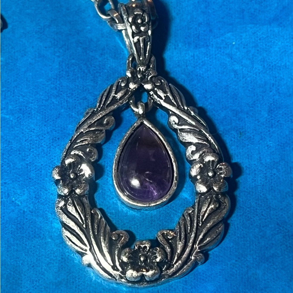 Vintage silver tone decorative necklace with purple stone